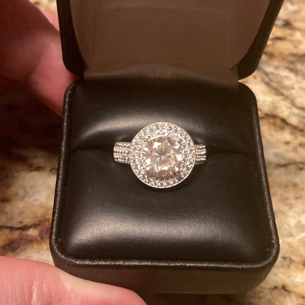 Ring diamond very sparkly nice ring for queen